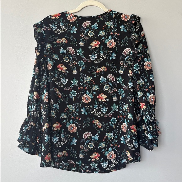 GORGEOUS! Black floral blouse with ruffle details and 3/4 length sleeves - Picture 10 of 12